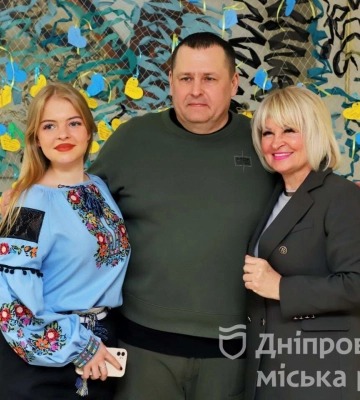 Філатов вручив подяки педагогам та школярам, які волонтерять та допомагають ЗСУ