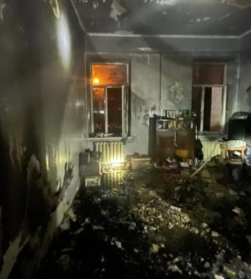 Уночі 17 рятувальників та 3 спецмашини гасили пожежу на вул. Княгині Ольги (відео)