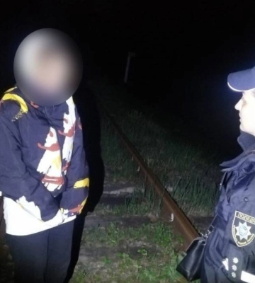 На Сумщині поліцейські оперативно відшукали заблукалу в лісі дівчинку
