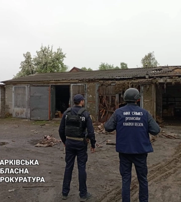 Обстрел Купянска: сгорел гараж больницы и повреждены машины скорой помощи