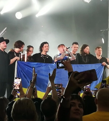 У Полтаві Артем Пивоваров разом із залом заспівав свої хіти та подякував глядачам за допомогу ЗСУ