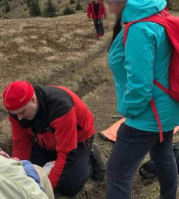 На Львівщині рятувальники допомогли дівчині, яка травмувала ногу під час сходження на гору Парашку (ФОТО)
