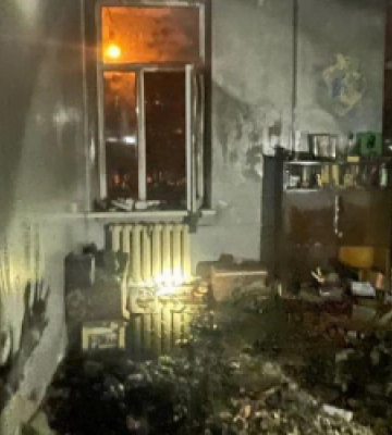Уночі 17 рятувальників та 3 спецмашини гасили пожежу на вул. Княгині Ольги (відео)
