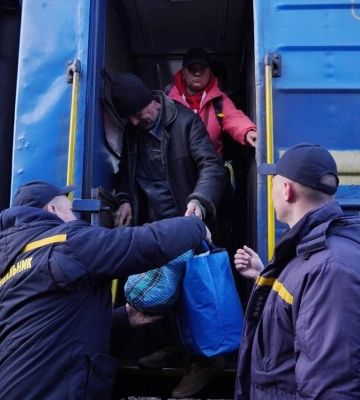 Хмельниччина зустрічала евакуаційний потяг з Херсону 