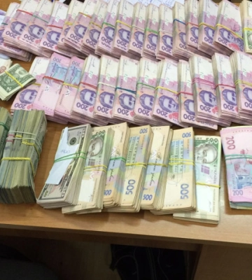Прокурори Кіровоградщини передали конфісковані 3,6 млн грн для купівлі військових облігацій