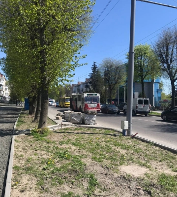 Посигналила водійка тролейбуса: у Луцьку велосипедист врізався у припарковану машину, він у лікарні