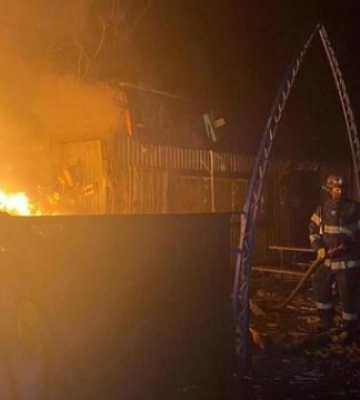 У Херсоні загасили пожежу, спричинену нічним обстрілом