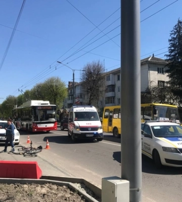 Посигналила водійка тролейбуса: у Луцьку велосипедист врізався у припарковану машину, він у лікарні