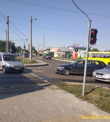 У Луцьку водія Peugeot, який врізався в Opel та втік, оштрафували на 3,4 тис.