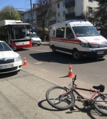 Різко повернув: у Луцьку велосипедист врізався у припарковане авто. Фото