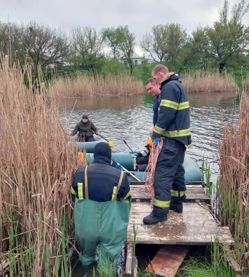 На Дніпропетровщині рятувальники витягли з річки тіло чоловіка