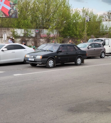 Посигналила водійка тролейбуса: у Луцьку велосипедист врізався у припарковану машину, він у лікарні