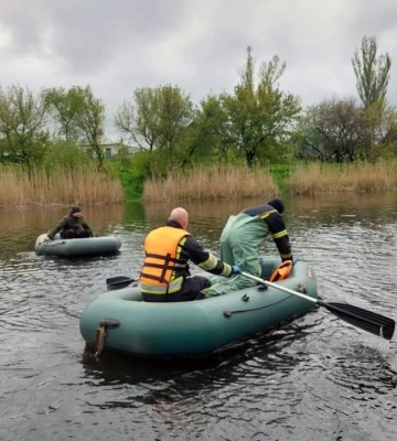 На Дніпропетровщині рятувальники витягли з річки тіло чоловіка