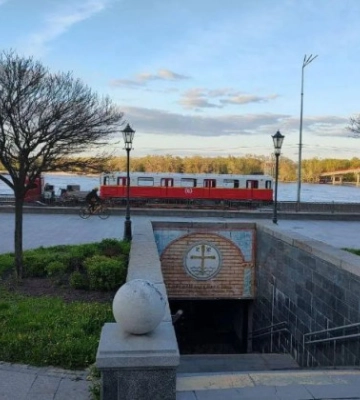 На дорогах Києва помітили червоно-білі вагони метро: подробиці та фото