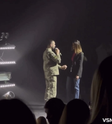 «Я готовий життя віддати за тебе»: у Луцьку під час концерту захисник освідчився коханій