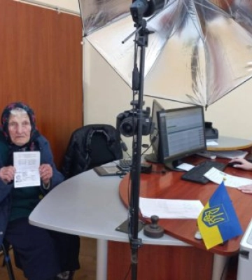 На Закарпатті 92-річна жінка отримала свій перший закордонний паспорт (ФОТО)