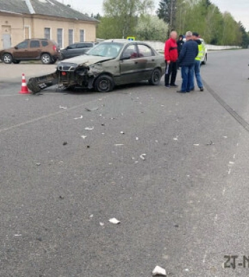 В Ушомирській громаді водій Mercedes зіткнувся з Lanos та наїхав на двох велосипедисток