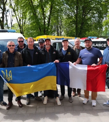 У Львові французькі партнери передали Україні 18 карет швидкої допомоги, - ФОТО