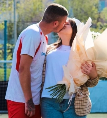 У Луцьку футболіст освідчився коханій під час матчу (відео)
