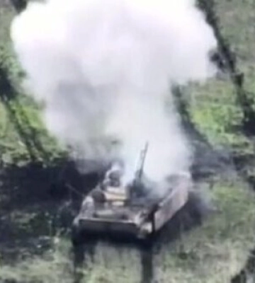 Дрон-камікадзе знищує ворожу БМП-3 поблизу Мар’їнки. ВIДЕО