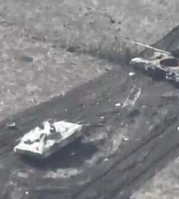 Дві знищені бронемашини та покинута ворожа БМП-3 поблизу Мар’їнки на Донеччині. ВIДЕО