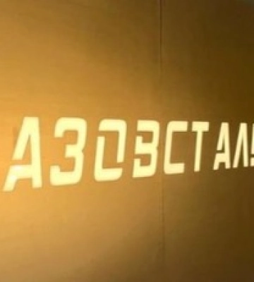 У київському кафе відвідувачів пригощають за столами з написами "Азовсталь": подробиці скандалу і фото