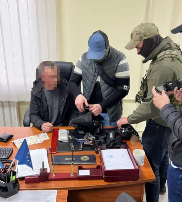 Дозволяв стихійну торгівлю за хабарі – у Києві затримали начальника відділу РДА