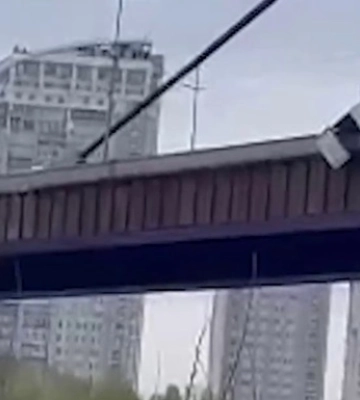 У Києві водій скинув залізний гараж в Дніпро