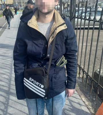 У Львові пенсіонер викинув із вікна 20 тисяч доларів