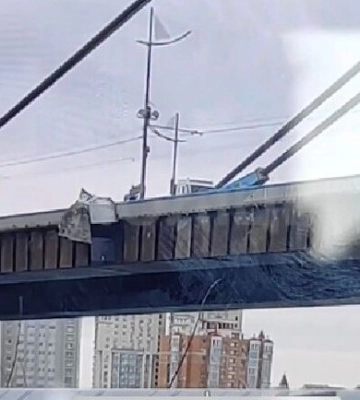 В Киеве с Северного моста в воду упал МАФ: видео