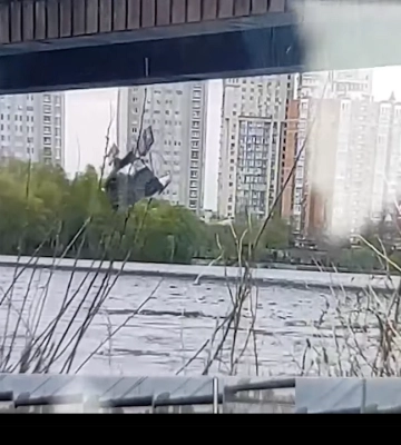 В Киеве с Северного моста в Днепр упал МАФ: известны подробности. Видео