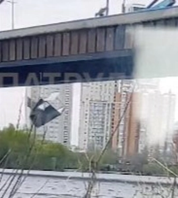 Звалилася з вантажівки. У Києві на Північному мосту у Дніпро впала металева конструкція — відео