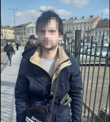 У Львові через вікно чоловік викинув $20 тисяч