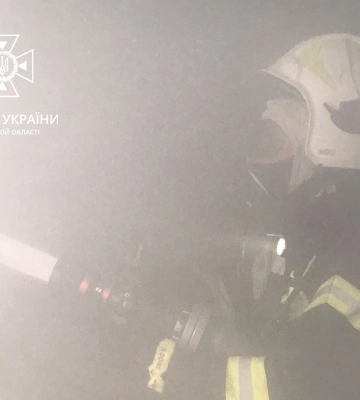 На Львівщині пожежа майже знищила будинок. Сусідні вдалося врятувати