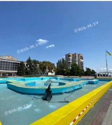 Курьезы: в Мелитополе оккупанты &quot;покрасили&quot; центральный фонтан в цвета украинского флага