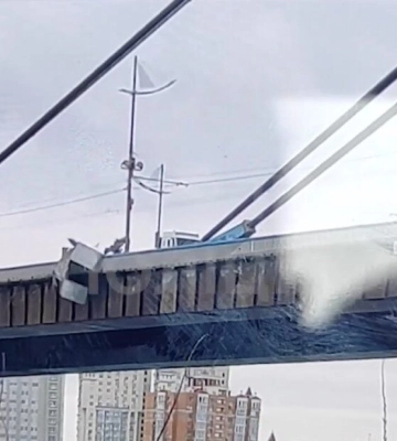 У Києві з Північного мосту в Дніпро впав МАФ: відомо подробиці. Відео