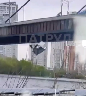 Плохо закрепили трос: в Киеве с моста упал в реку Днепр металлический бокс (видео)