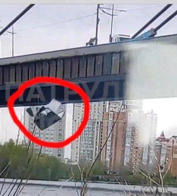 У Києві з Північного мосту в Дніпро впав МАФ: відомо подробиці. Відео