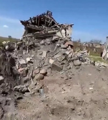 Ворог вдарив керованими авіабомбами по селу на Херсонщині, три будинки вщент зруйновано, - ОВА