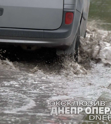 Порятунок від води: у Дніпрі борються з наслідками негоди