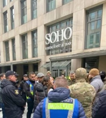 Військові з активістами зібралися у ресторані SOHO у Дніпрі та вимагали вибачень від власниці
