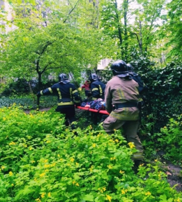 В Одесі літня жінка впала з п’ятого поверху