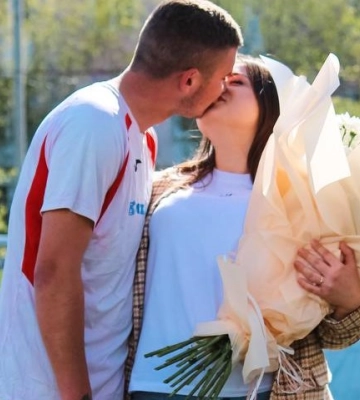У Луцьку футболіст освідчився коханій під час матчу
