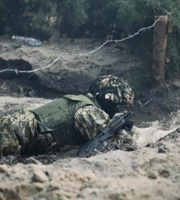 Вода, вогонь, колючий дріт, вибухи і постріли. На Рівненщині бійці долали психологічну смугу перешкод (ВІДЕО)