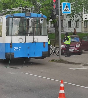 У Сумах автоледі врізалась у тролейбус