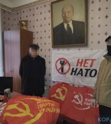 Суд покарав жінку, яка торгувала комуністичною символікою