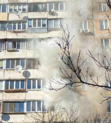 У Києві спалахнула квартира у багатоповерхівці, фото та відео