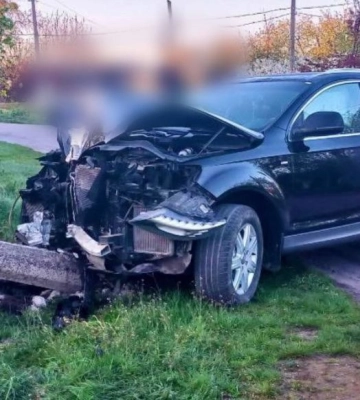 П&amp;#039;яний та без прав 17-річний підліток на джипі врізався у стовп: «розбиратися» приїхав нетверезий батько
