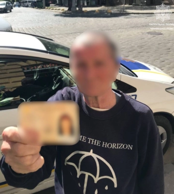 Знімала штани на Центральній площі: у Чернівцях поліція передала лікарям 66-річну жінку