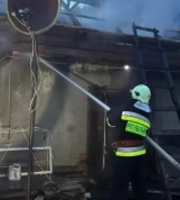 В Ужгородському районі загорілася надвірна споруда: згоріла крівля та дві тонни сіна